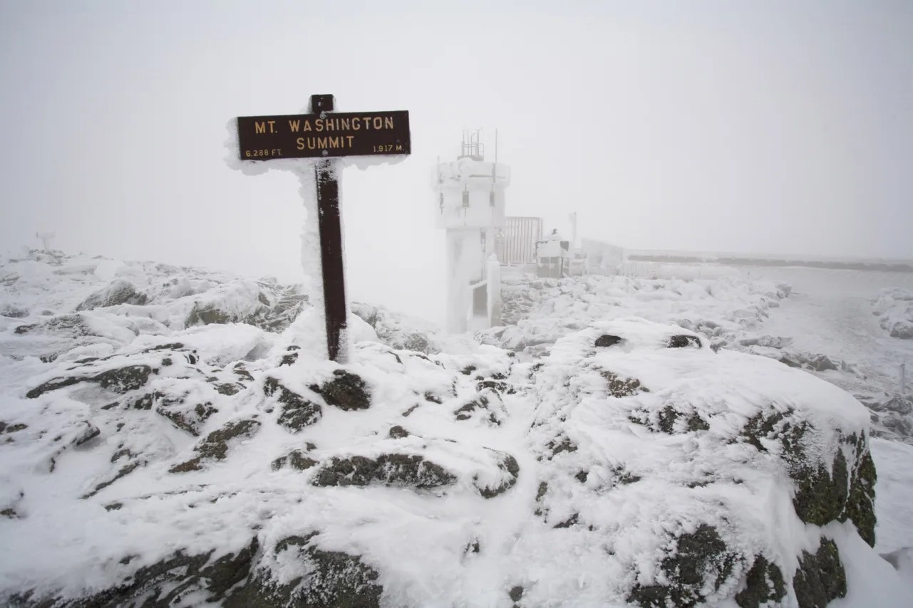Hiker survives freezing temps, 90-mph winds on Mount Washington Hiker survives freezing temps, 90-mph winds on Mount Washington