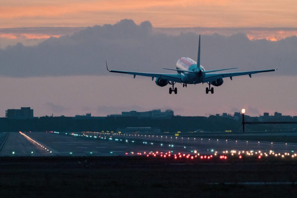 How to snag cheaper deals on last-minute flights this holiday season