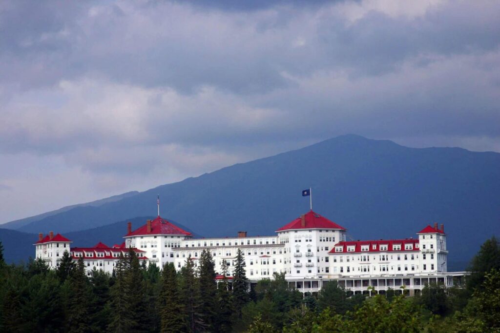 New Hampshire boasts an abundance of folklore related to ghosts and hauntings, making it a landmark for ghost hunters and thrill-seekers.