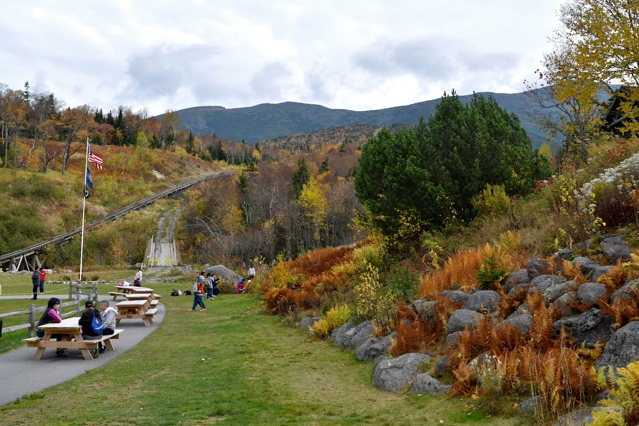 Scenic autumn landscape with colorful trees in New Hampshire, highlighting the beauty of fall and events in New Hampshire this weekend.